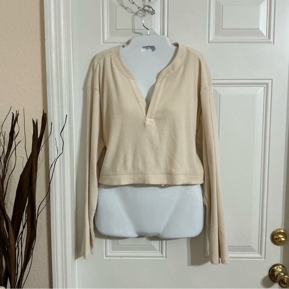 Ingrid & Isabel Tops - Ingrid & Isabel Cream Long Sleeve Ribbed Crop Top Size XL